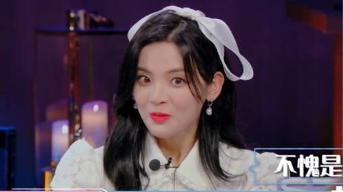 杨超越恋爱综艺吃瓜,甜蜜互动引网友热议