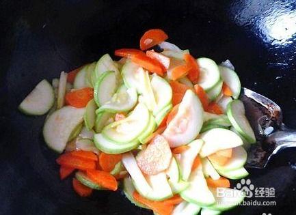 红萝卜能和茄瓜一起吃不,红萝卜与茄瓜的完美搭配