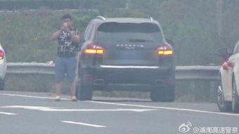 吃瓜被交警罚款,遵守交通规则，安全出行